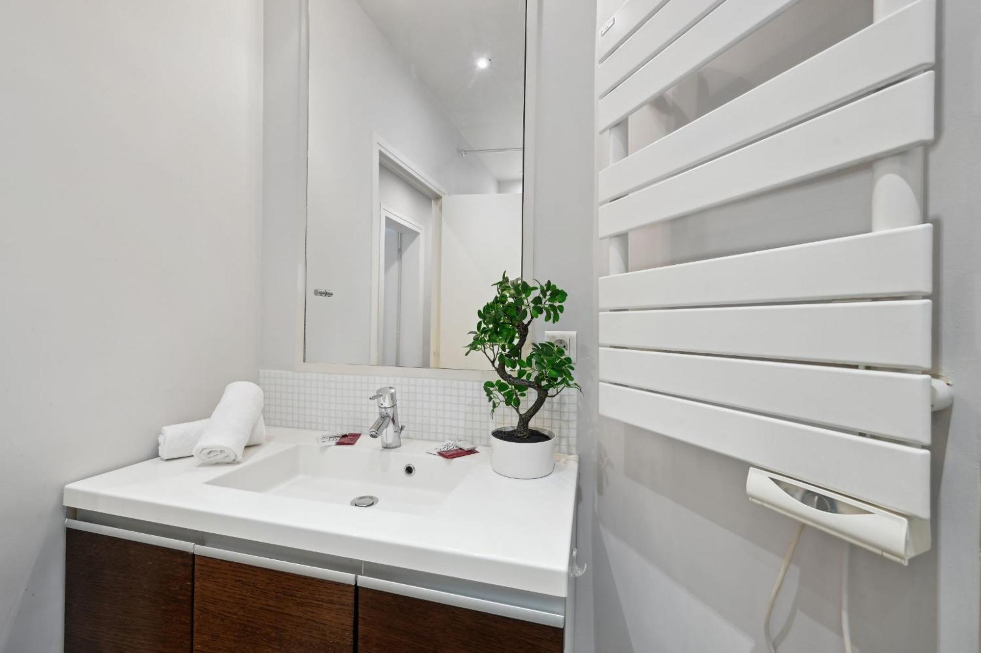 Champs-Elysees & Arc De Triomphe - Cityapartmentstay Paris Bagian luar foto
